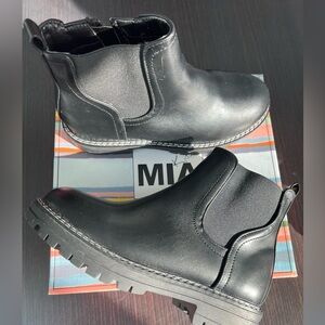 NIB Girls MIA Boots